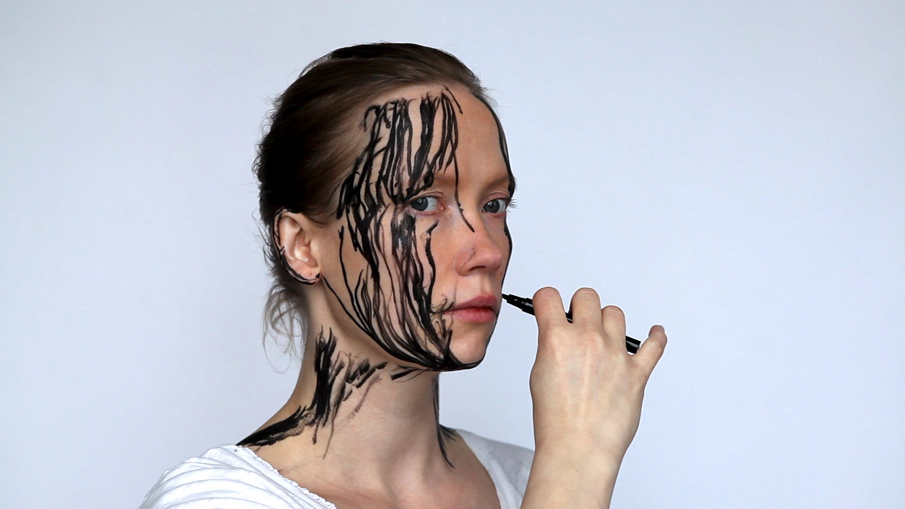 Hanna Saarikoski, Eyeliner, 2013. Still image from a video.