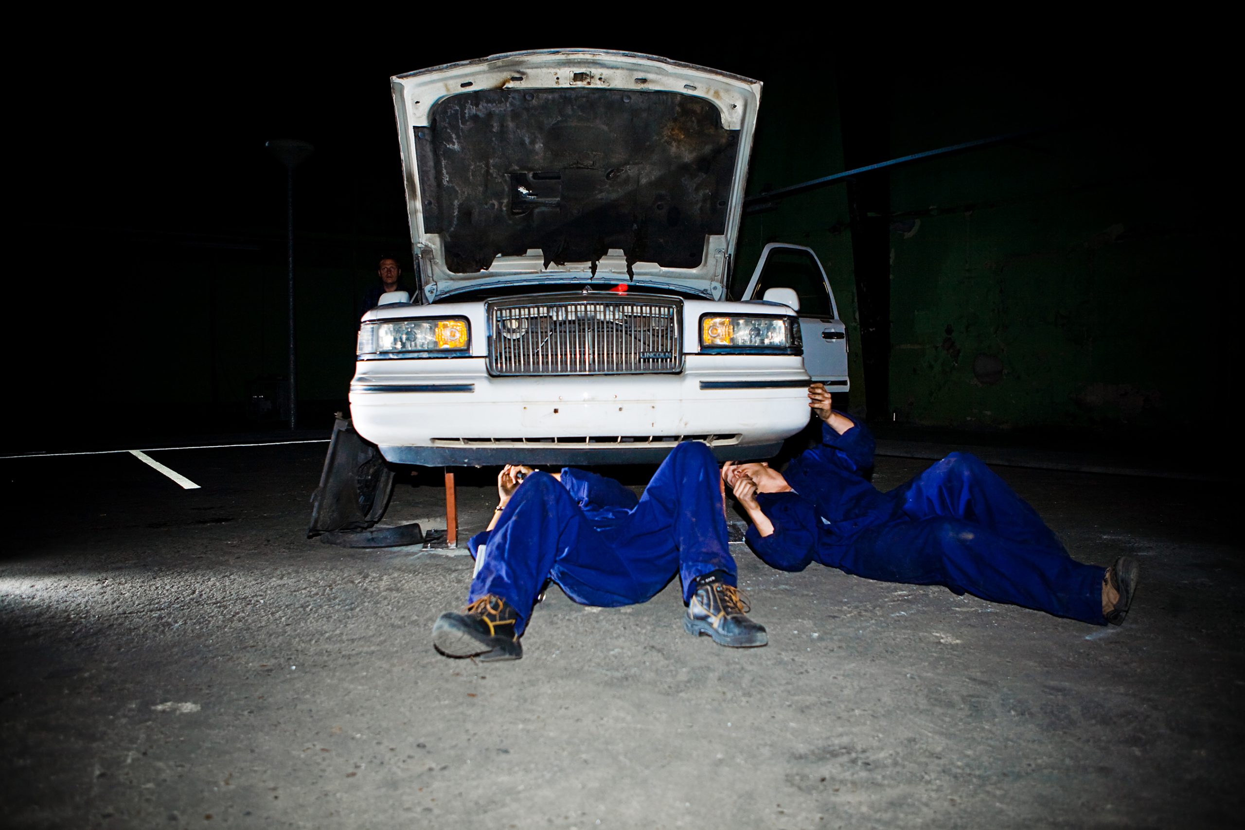 Artwork by Elmgreen & Dragset with two guys fixing a streched limo.